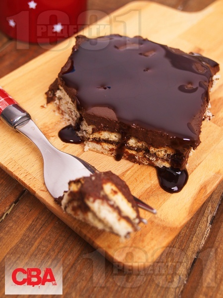 Домашна бисквитена торта с бисквити закуска и шоколадов крем без сметана - снимка на рецептата